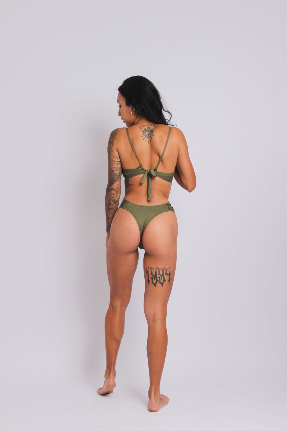 2422 - Calcinha de Biquíni Fio Dental Com Lateral Franzida Verde Oliva - Duna Casual