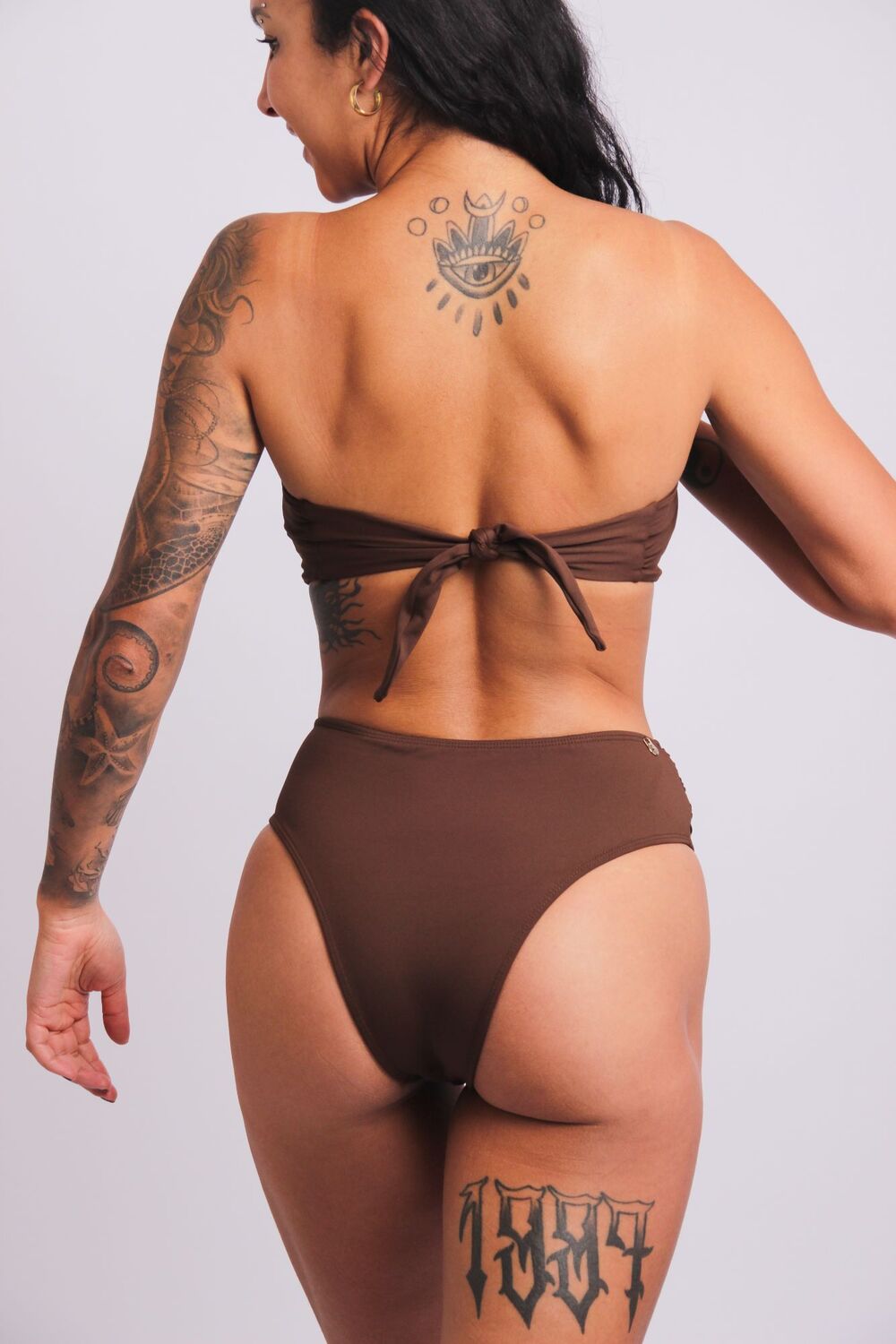 2402 - Calcinha de Biquíni Lateral Larga Faixa e Fivela Marrom - Duna Casual
