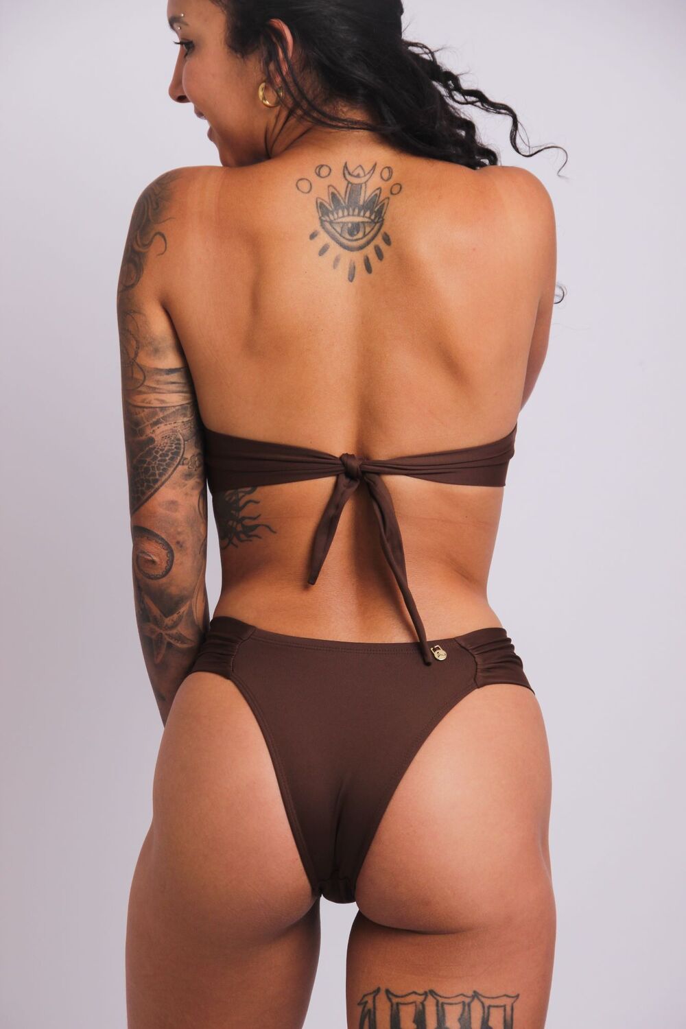 2406 - Calcinha de Biquíni Com Lateral Média Franzida Marrom - Duna Casual
