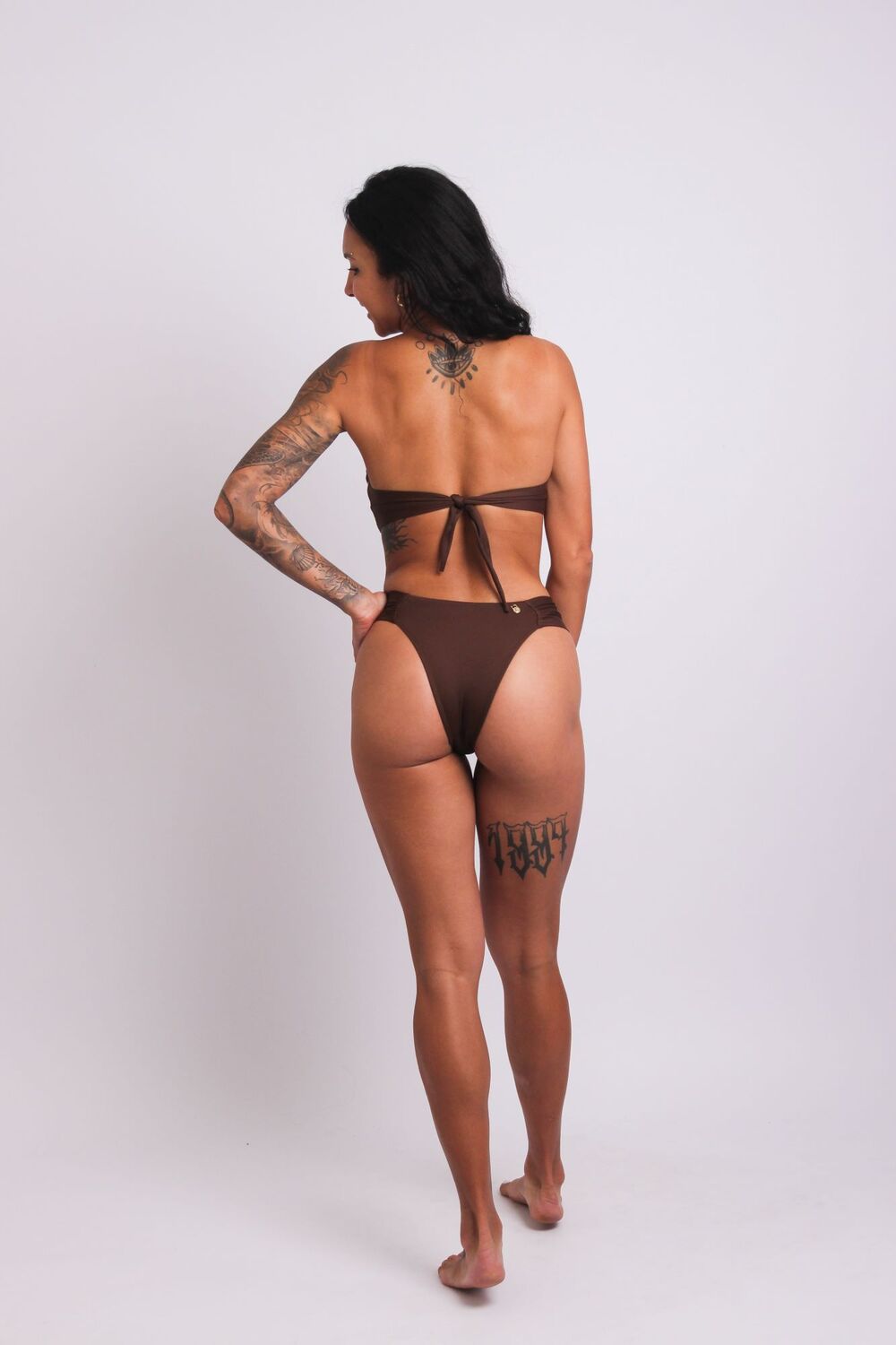 2406 - Calcinha de Biquíni Com Lateral Média Franzida Marrom - Duna Casual